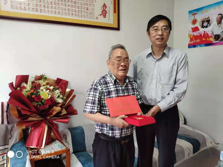 赏金国际集团党委书记、董事长章朝阳走访慰问老党员